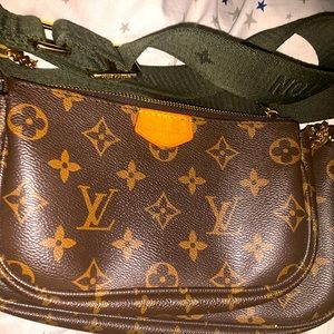 LOUIS VUITTON
Monogram Multi Pochette